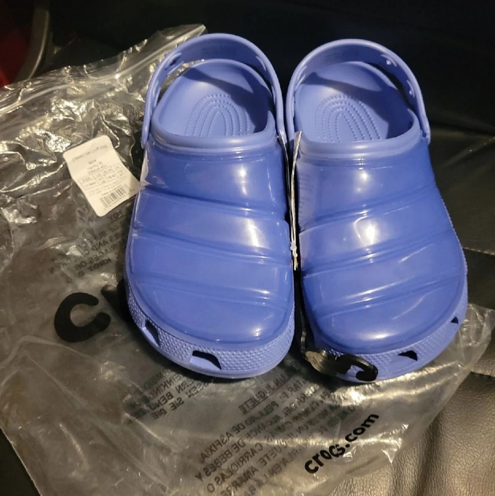 W9 Crocs